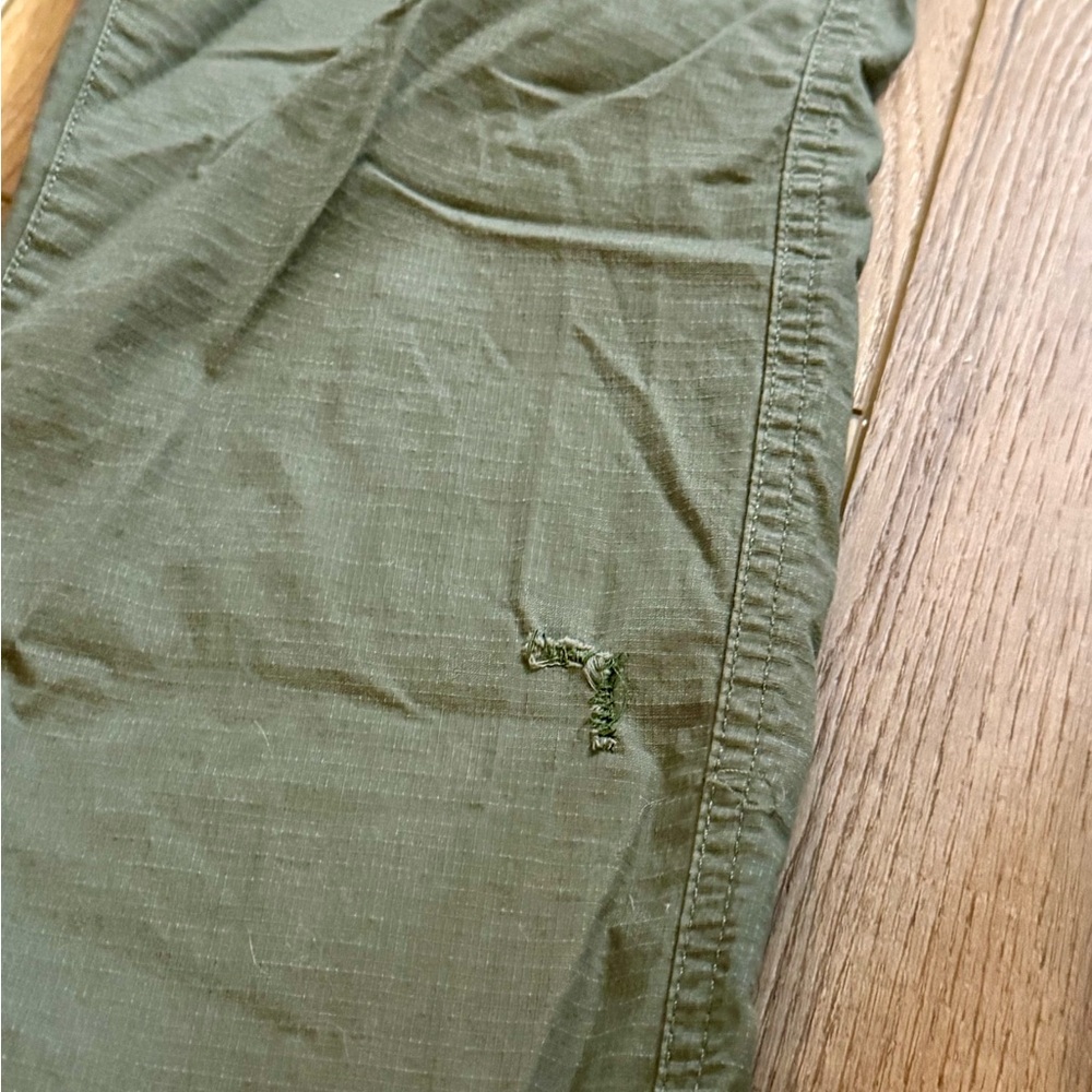 Vuori Lightweight Olive Green Zip Pocket Crop | Size Medium - Picture 5 of 5